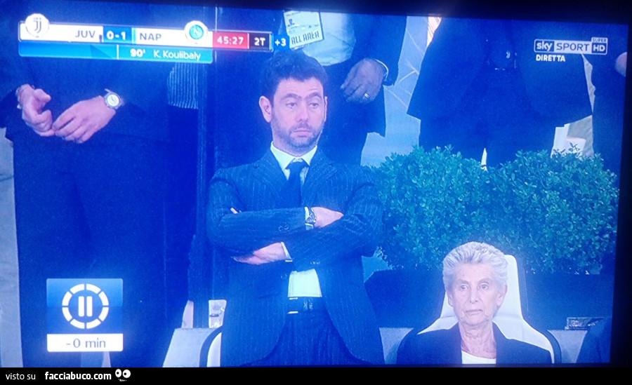 Agnelli in piedi dopo che il Napoli vince 1 a 0 contro la Juve
