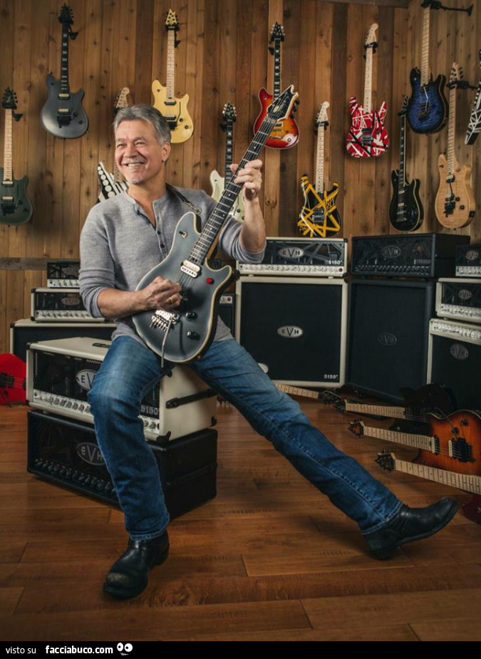 Eddie Van Halen con la chitarra elettrica