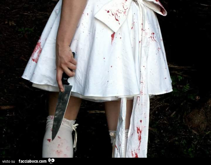 Grembiule bianco sporco di sangue e coltello