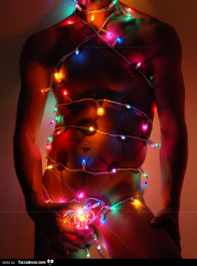 Uomo sexy con luci di natale