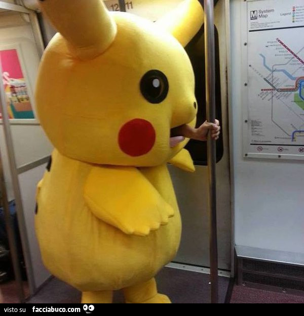 Vestito da Pikachu in metro