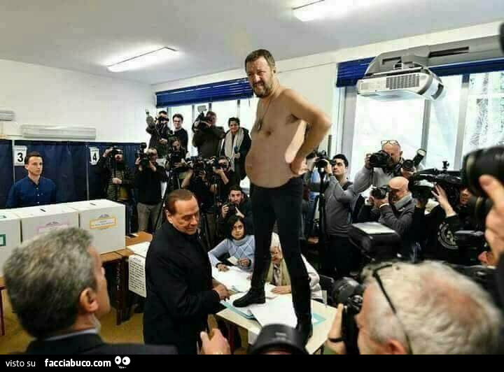 Salvini a petto nudo al seggio elettorale di Berlusconi