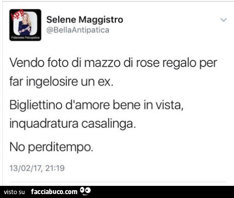 Vendo foto di mazzo di rose regalo per far ingelosire un ex. Bigliettino d'amore bene in vista, inquadratura casalinga. No perditempo