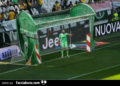 Buffon nella porta a forma di cassonetto della spazzatura