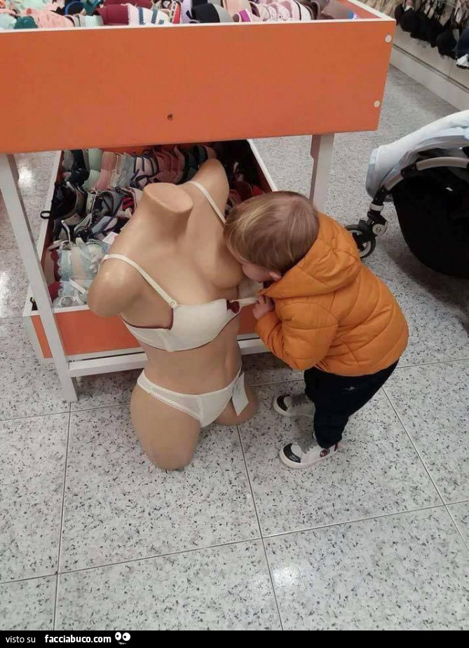 Bambino succhia la tetta dal manichino