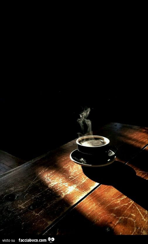 Tazzina di caffè fumante
