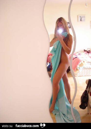 Selfie nuda allo specchio