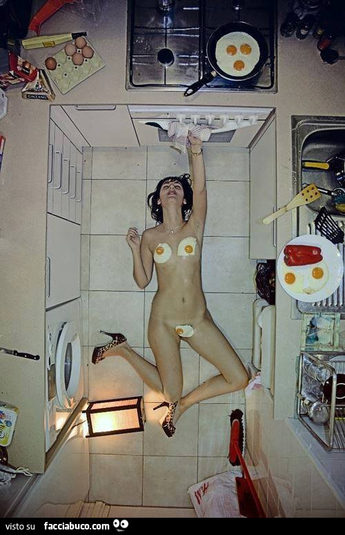 Donna nuda con le uova addosso