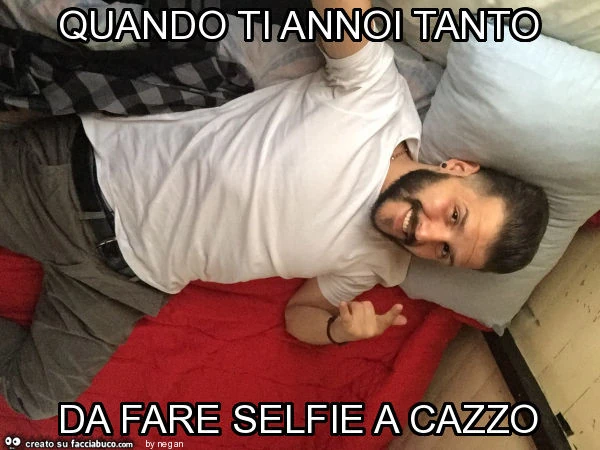 Quando ti annoi tanto da fare selfie a cazzo