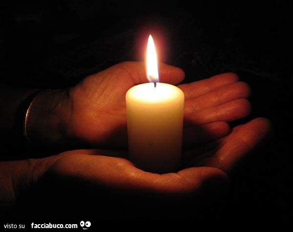 Candela accesa fra le mani