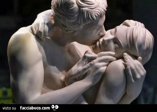 Bacio tra statue